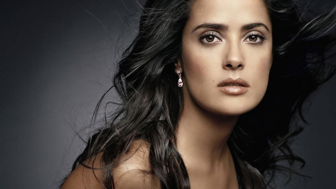 Salma Hayek sorprende con su nuevo look