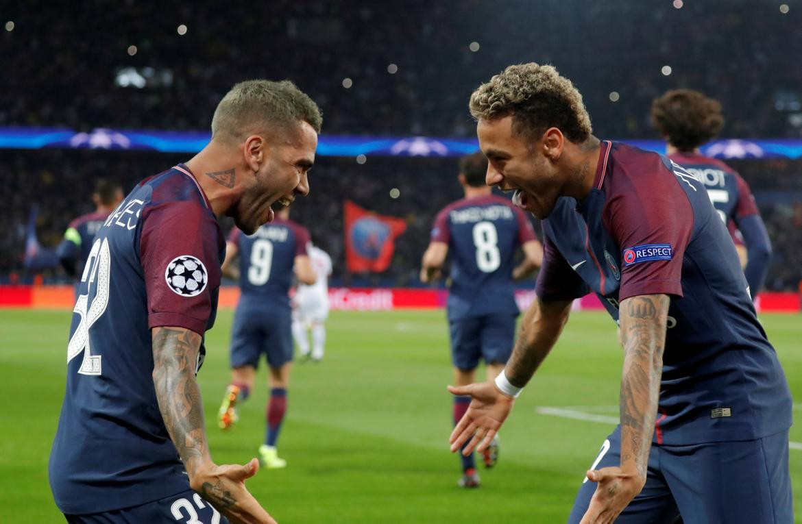 Festejo de Neymar y Dani Alves en el PSG (Reuters)