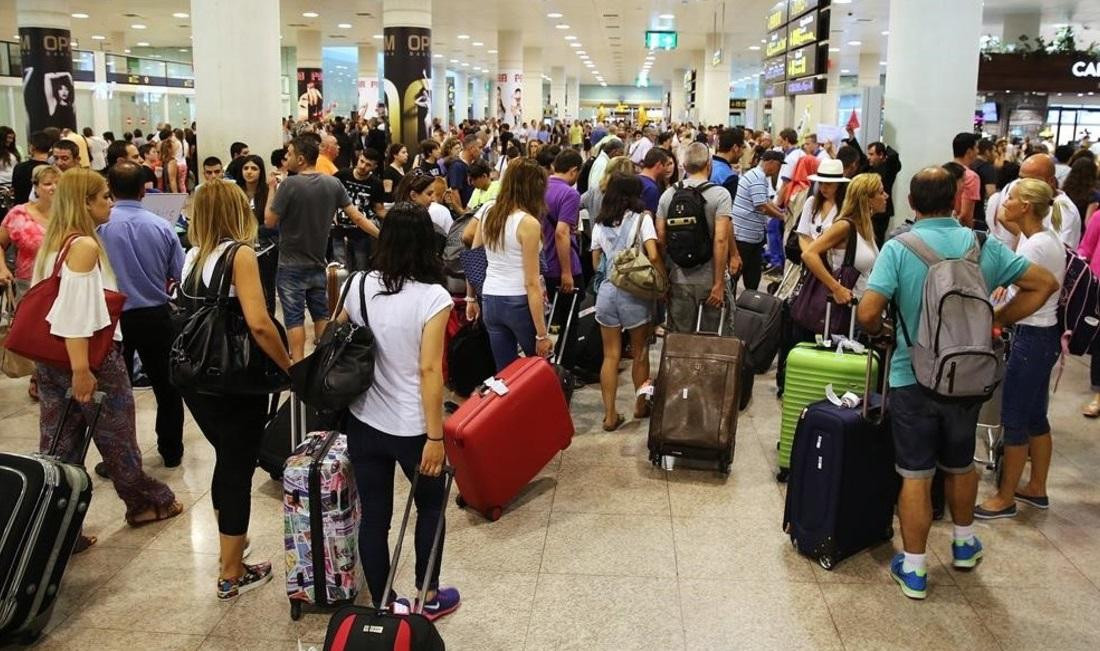 Gente en aeropuerto