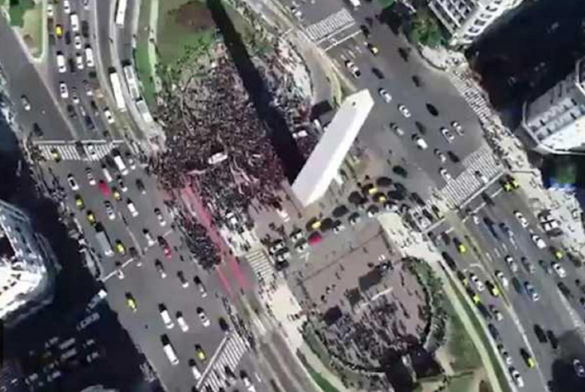 Tensión en el Obelisco y corte sorpresivo en la autopista 25 de Mayo