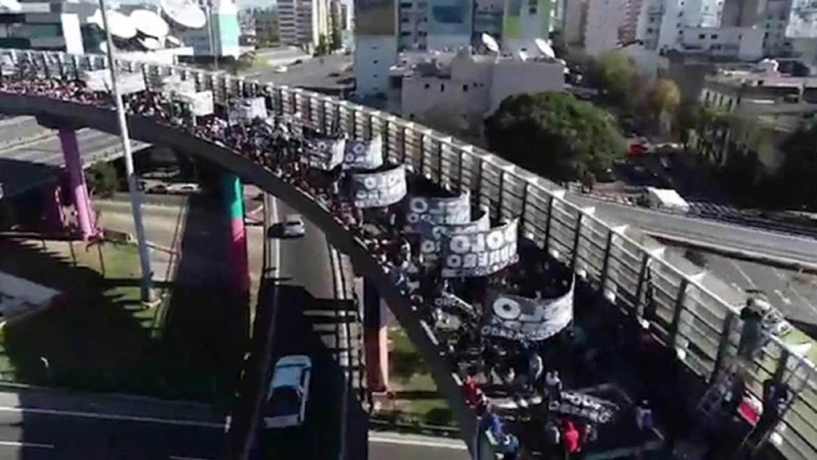 Tensión en el Obelisco y corte sorpresivo en la autopista 25 de Mayo