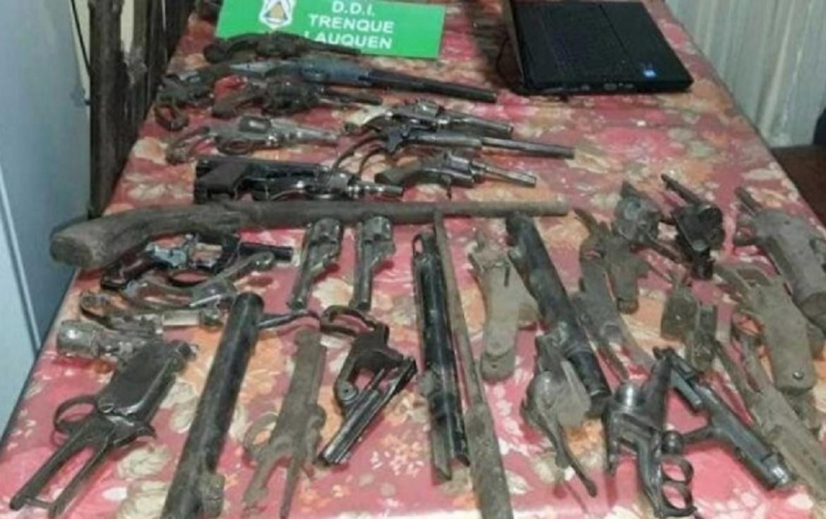 Detienen a un anciano con un arsenal - Armas - 