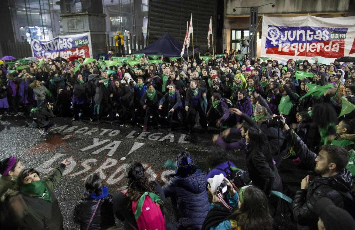 Activistas a favor del aborto se manifiestan frente al Congreso - NA -