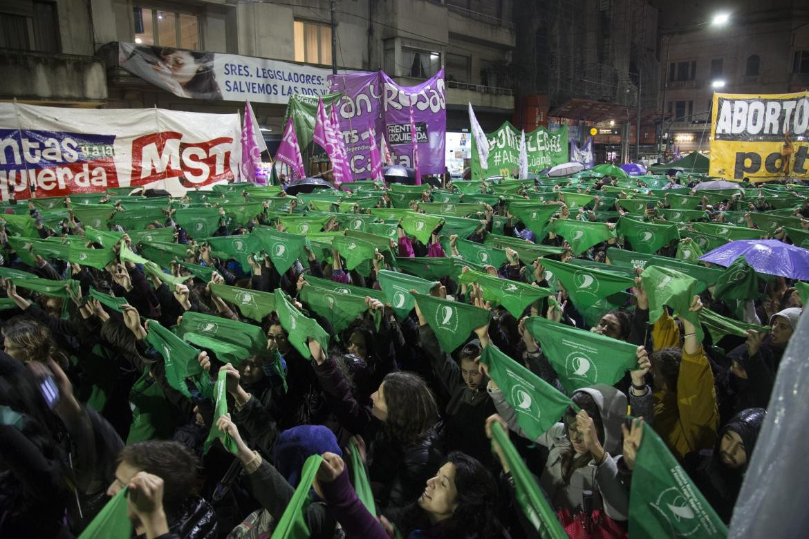 Activistas a favor del aborto se manifiestan frente al Congreso - NA -