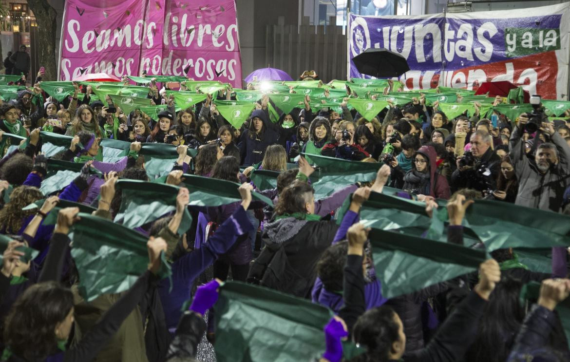 Activistas a favor del aborto se manifiestan frente al Congreso - NA -