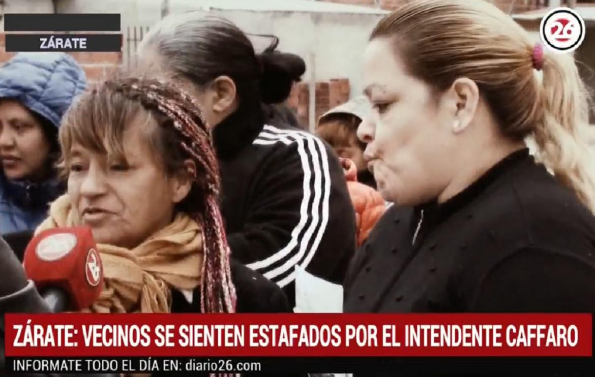 Vecinos de Zárate indigandos con el intendente Cáffaro - 