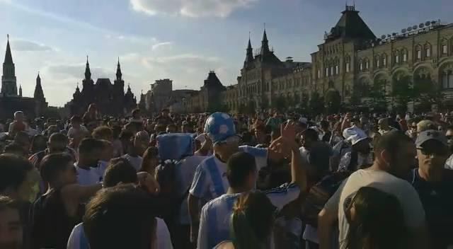 La banda loca de la Argentina alienta a la Selección en Rusia, Diario 26