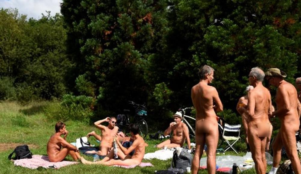 Nudistas en París