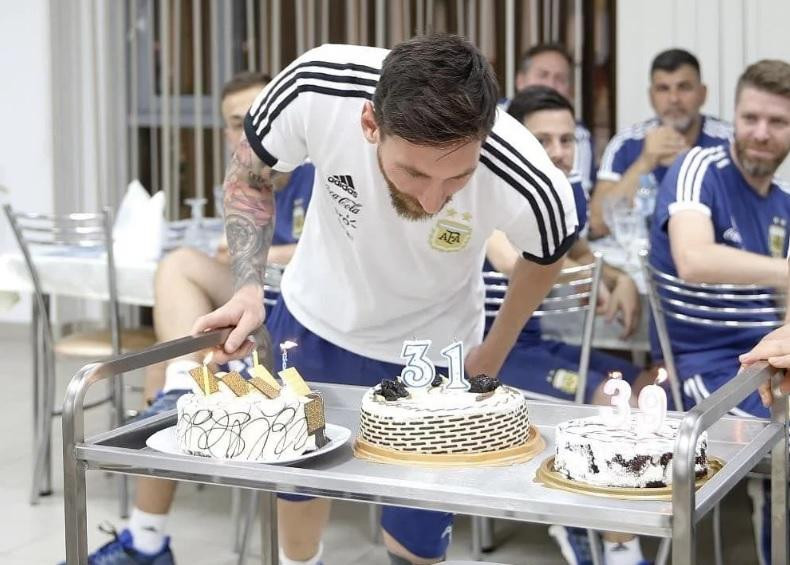 Festejo de cumpleaños de Messi en la concentración de la Selección (@Argentina)