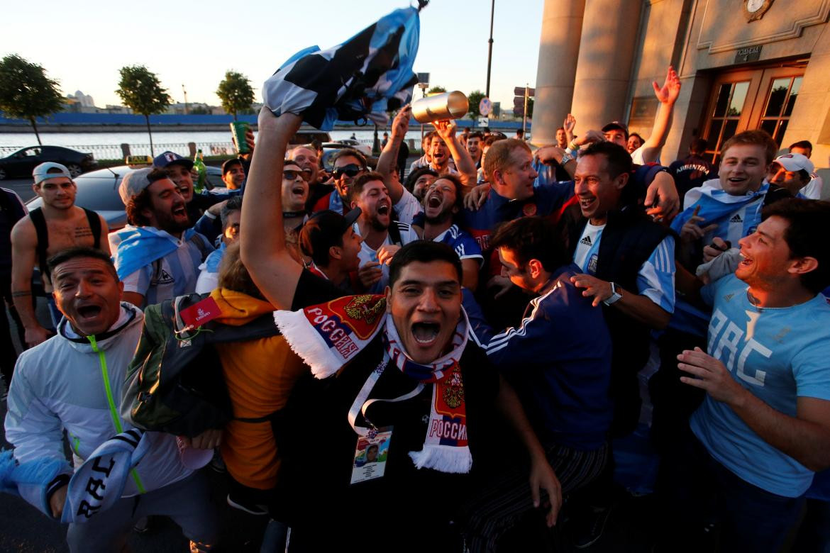 Hinchas argentinos en San Petersburgo (Reuters)