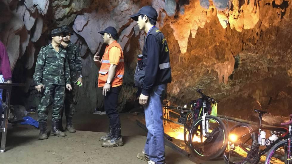 Continúa la desesperada búsqueda de 12 niños que fueron de excursion	