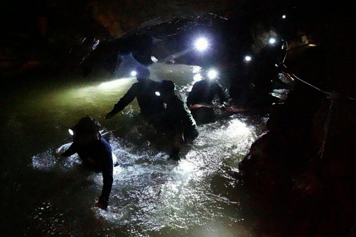 Continúa la desesperada búsqueda de 12 niños que fueron de excursion	