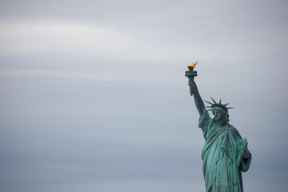 Mujer protesta en la Estatua de la Libertad, Reuters