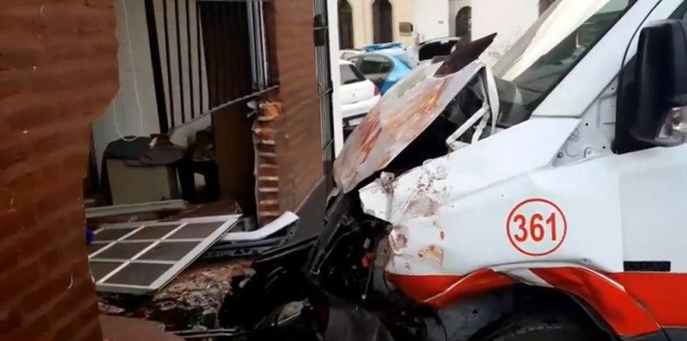 Ambulancia se incrustó en una casa