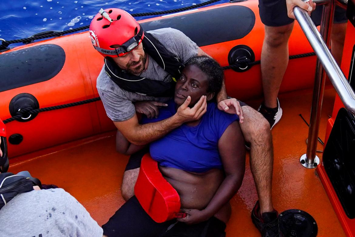 Náufraga aferrada a dos muertos para sobrevivir rescatada en Mediterráneo, Reuters