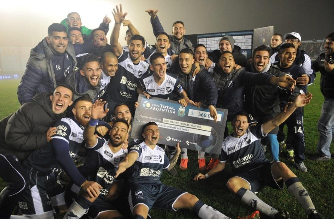 Festejo de Lamadrid tras eliminar a Banfield en Copa Argentina