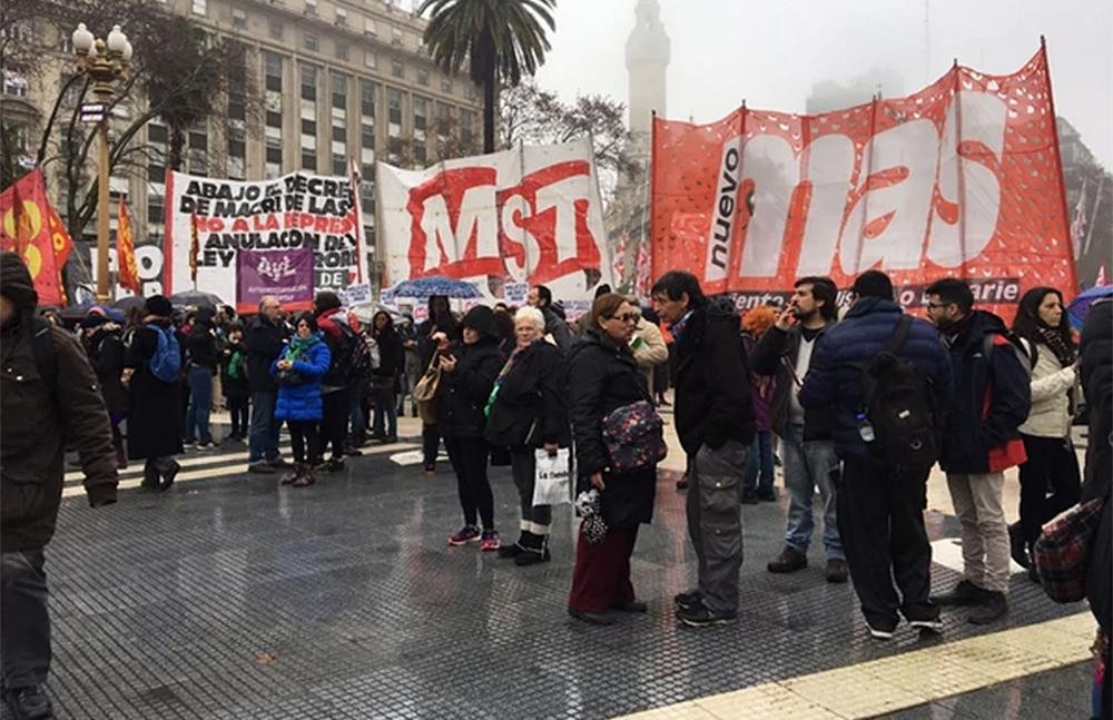 Organizaciones sociales y de DD.HH. manifiestan contra reforma de Fuerzas Armadas