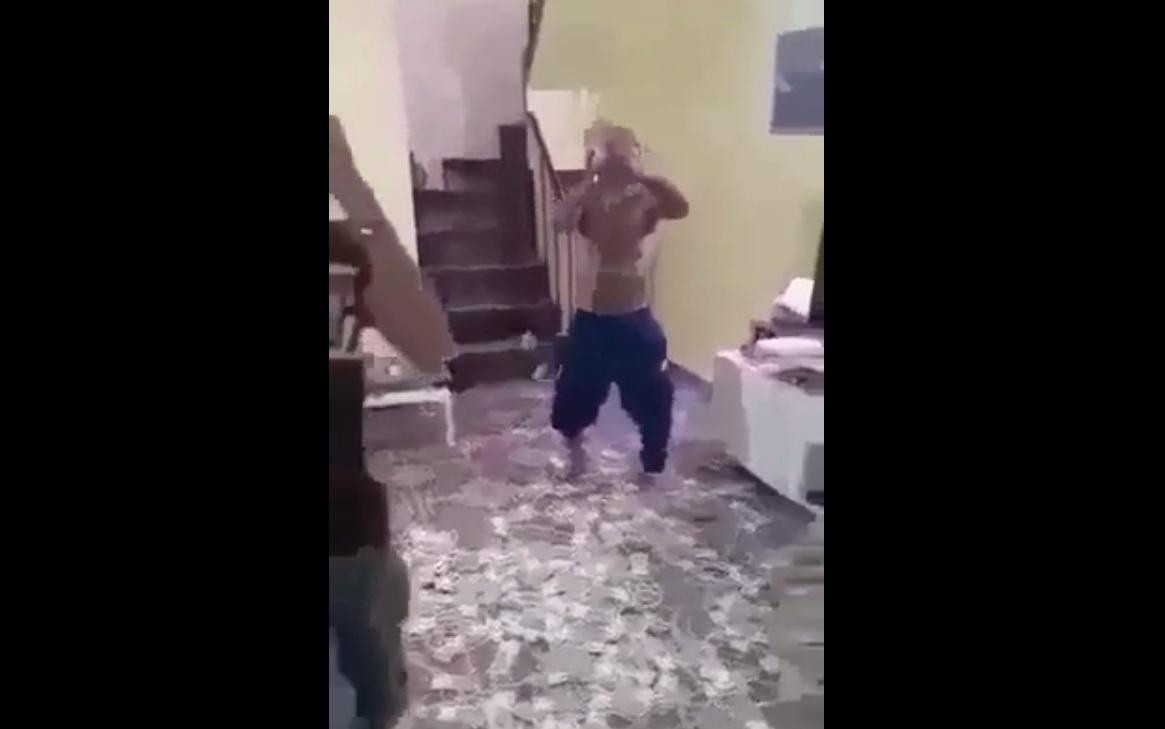 Narco bailando bajo lluvia de billetes