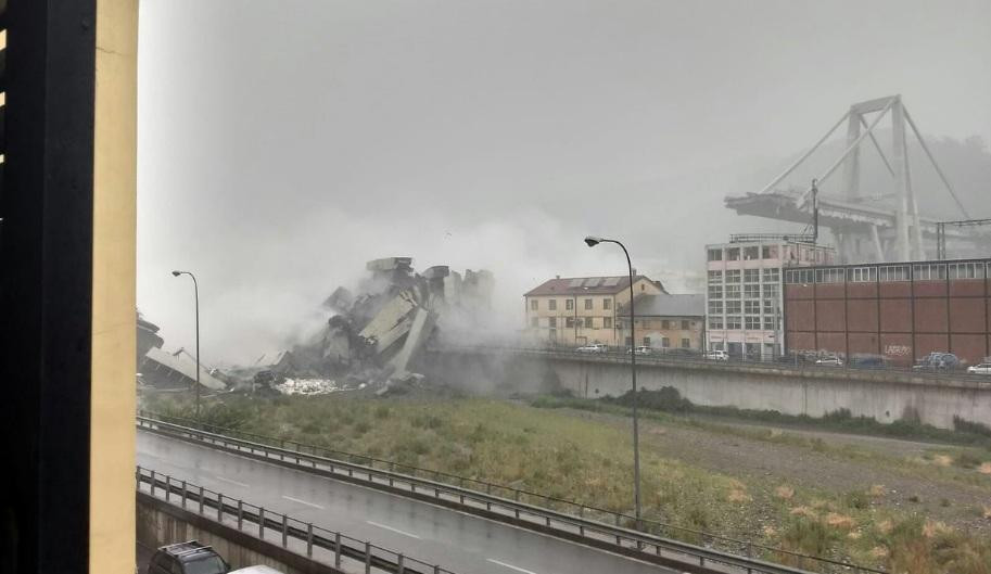 Derrumbe en puente de Italia