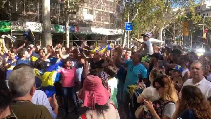 Banderazo de hinchas de Boca en Barcelona