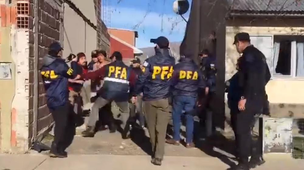 La policía llevó a Facundo Jones Huala a la cárcel en medio de gritos y forcejeos