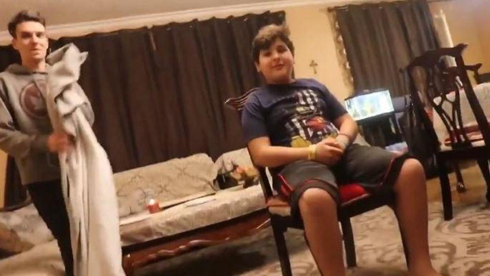 Video viral: le hacen creer a un niño que es invisible