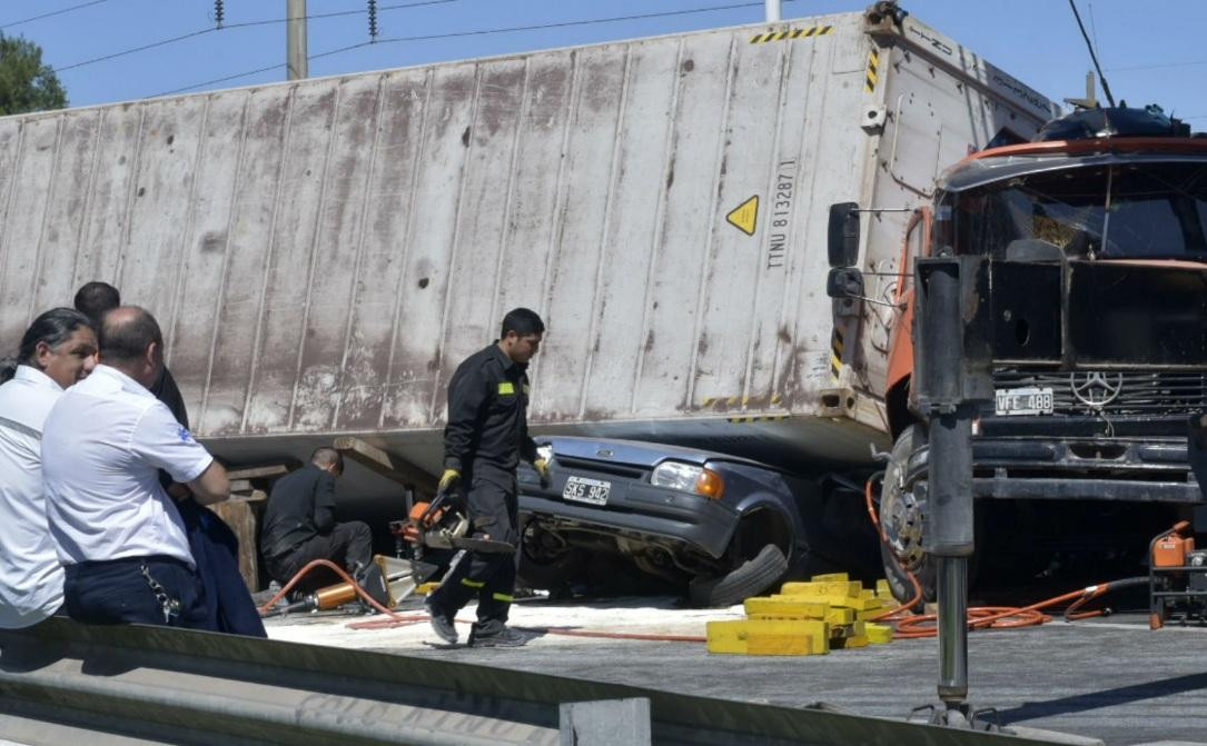 Choque entre camión y auto dejó a madre e hija atrapadas