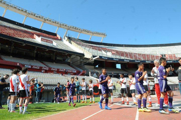 Chicos rescatados en Talianda - visita al Monumental