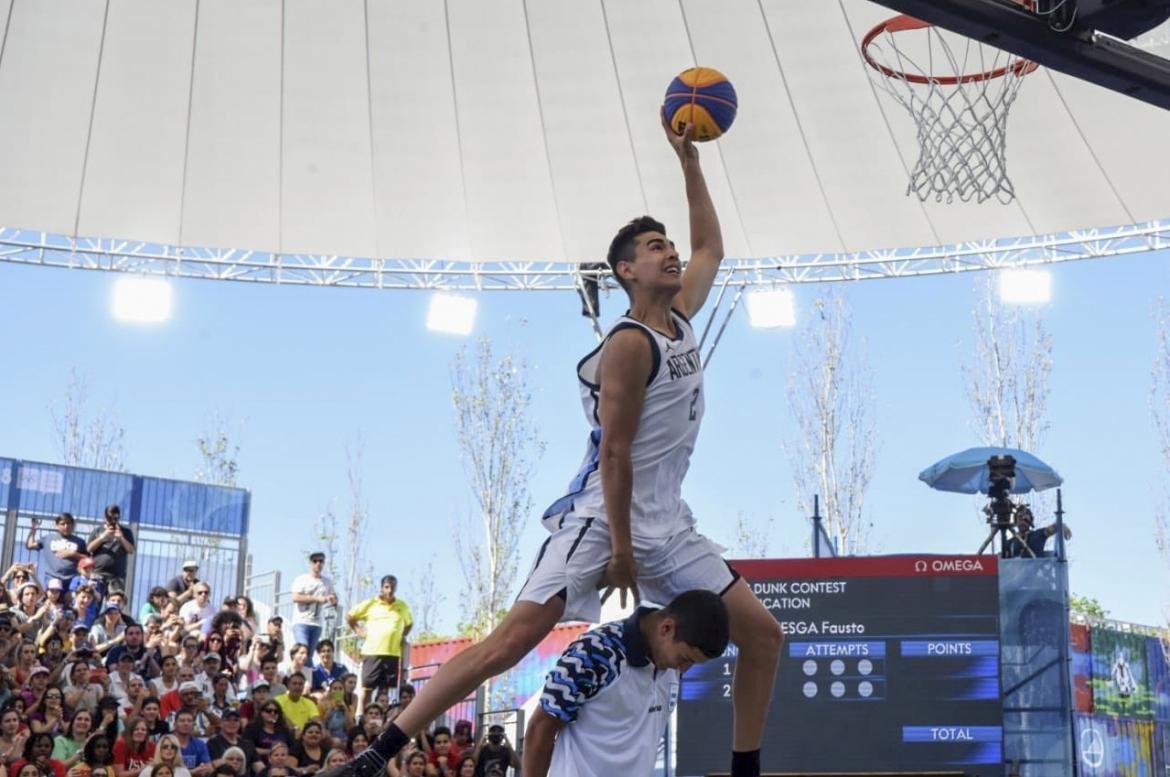 Fausto Ruesga se quedó con la medalla de oro en las volcadas de básquet,