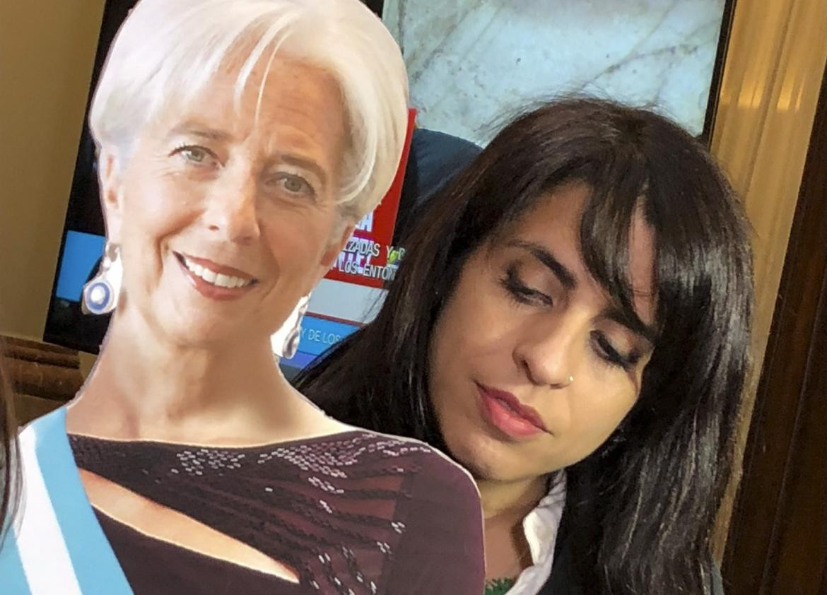 Victoria Donda con la figura de Cristine Lagarde, FMI, Diputados, NA