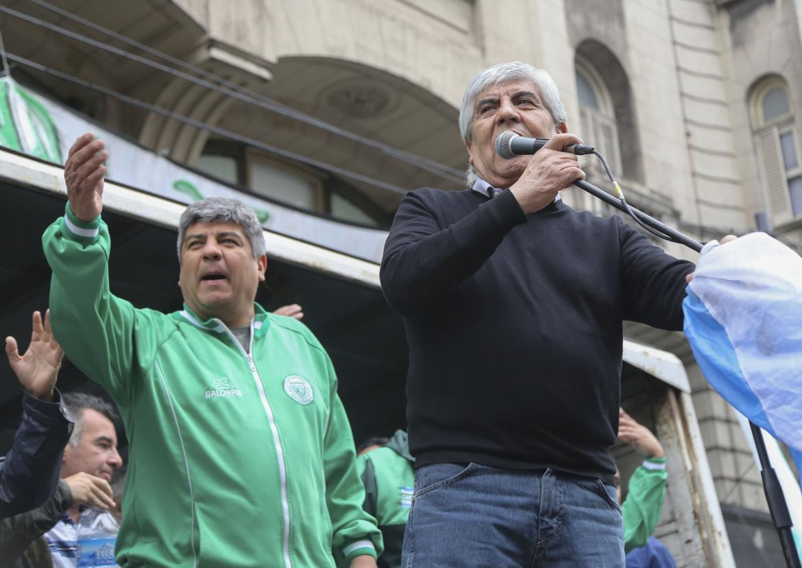 Hugo Moyano y Pablo Moyano en la sede de Asuntos Laborales, NA