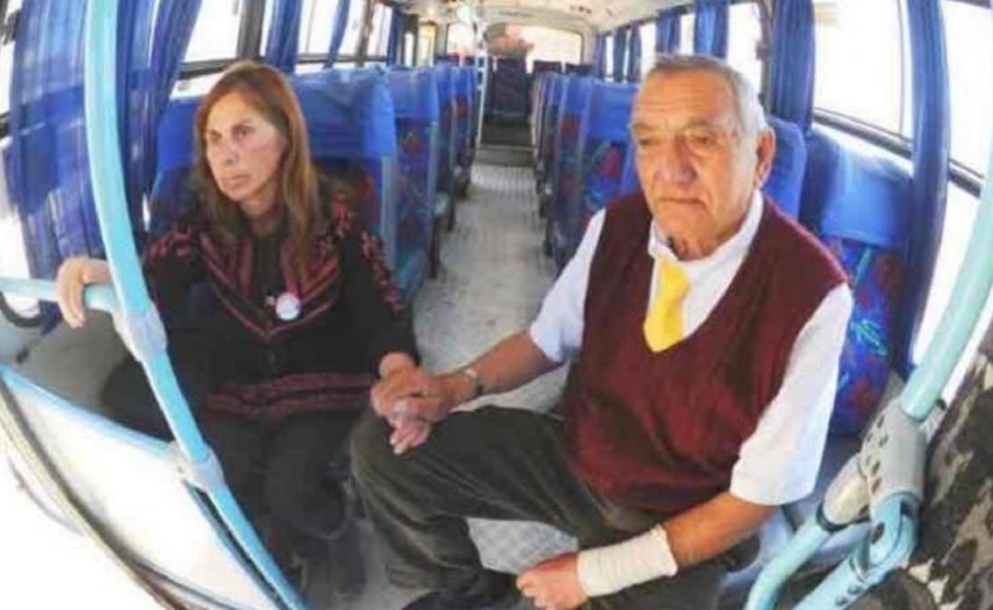 Chofer lleva a su mujer con Alzheimer en el colectivo porque nadie puede cuidarla