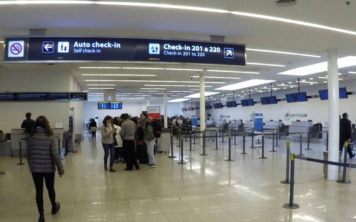 Viajes, aeropuerto de Ezeiza, turistas