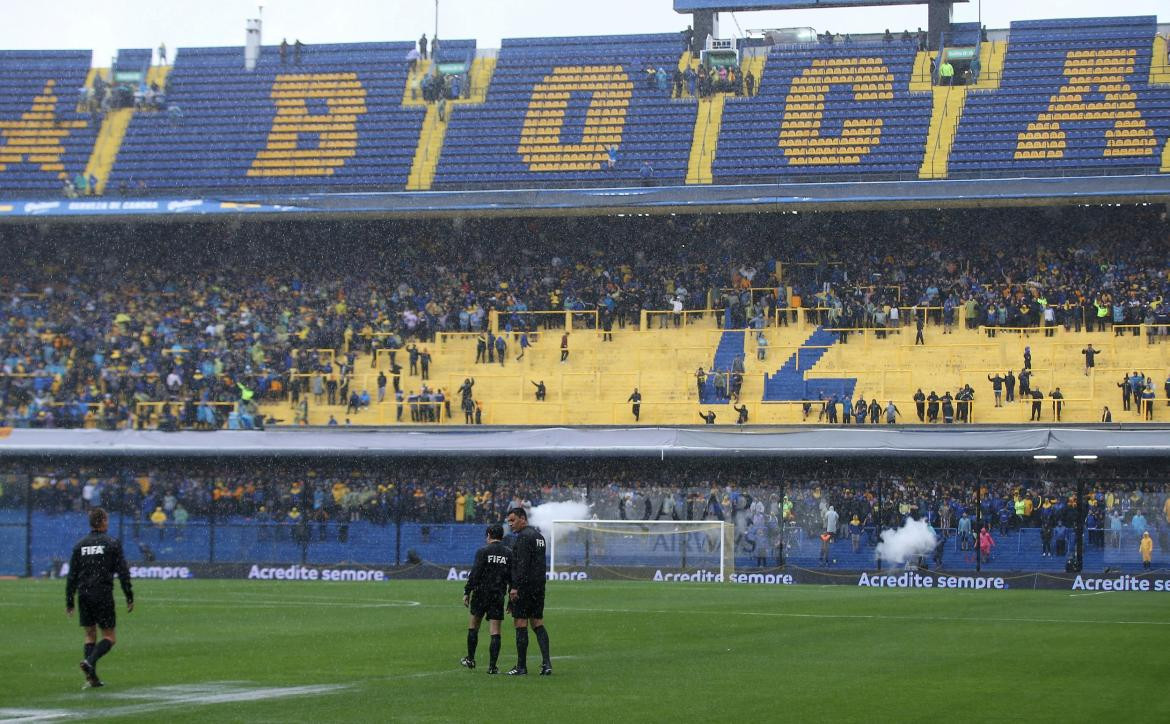 Superfinal suspendida - inspección del árbitro (Reuters)