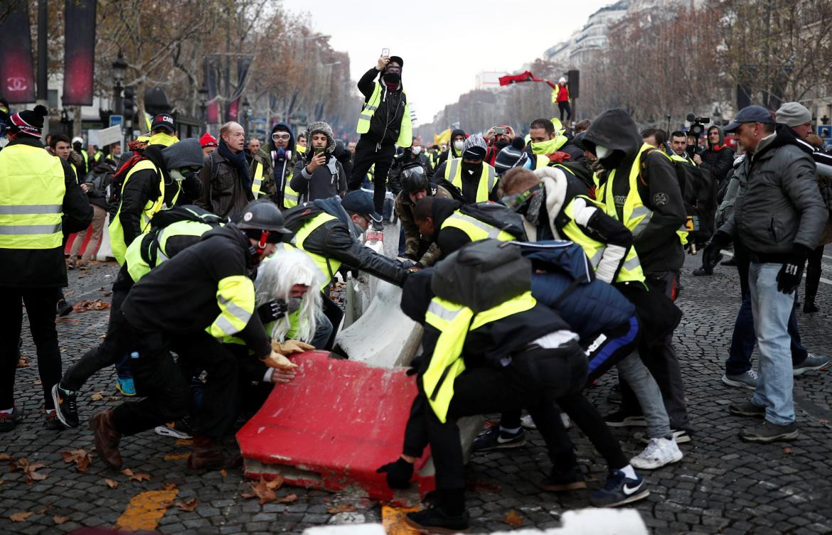 Incidentes en Francia por aumento de combustibles, Reuters