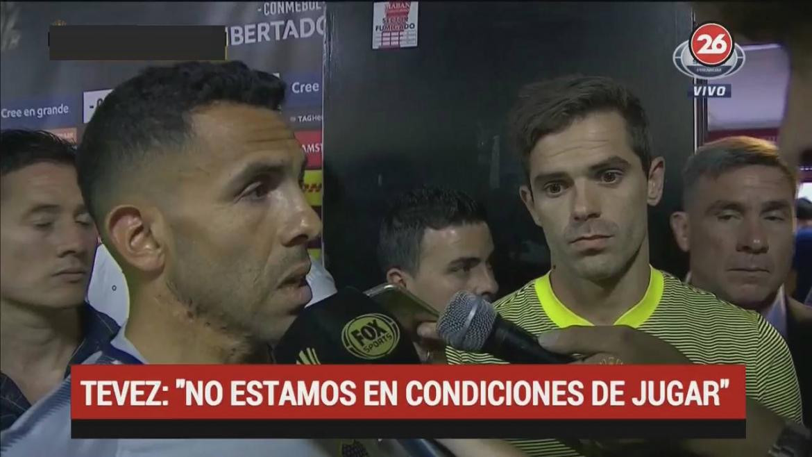 Carlos Tevez y Fernando Gago, en el vestuario del Monumental tras los incidentes (Canal 26)