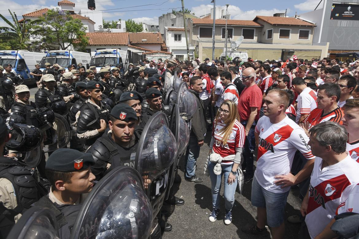 Policía con hinchas de River en el Monumental (NA)