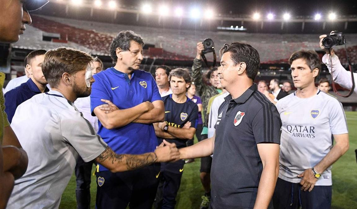 Marcelo Gallardo junto a jugadores de Boca en el Monumental