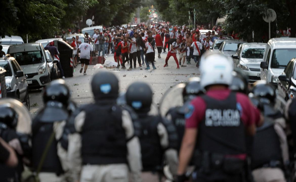 Incidentes en la Superfinal: hinchas de River contra la Policía (Reuters)