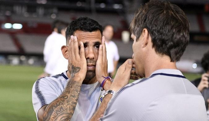 Carlos Tevez y Gustavo Barros Schelotto en el Monumental