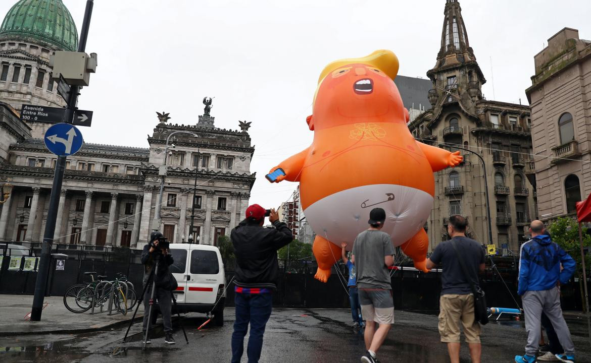 Cumbre del G20 en Buenos Aires, muñeco inflable de Trump, Reuters