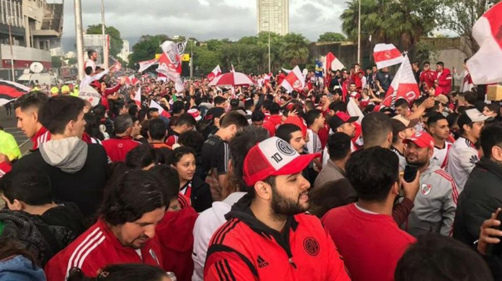 Banderazo de hinchas de River en el Monumental para no jugar la Superfinal en Madrid