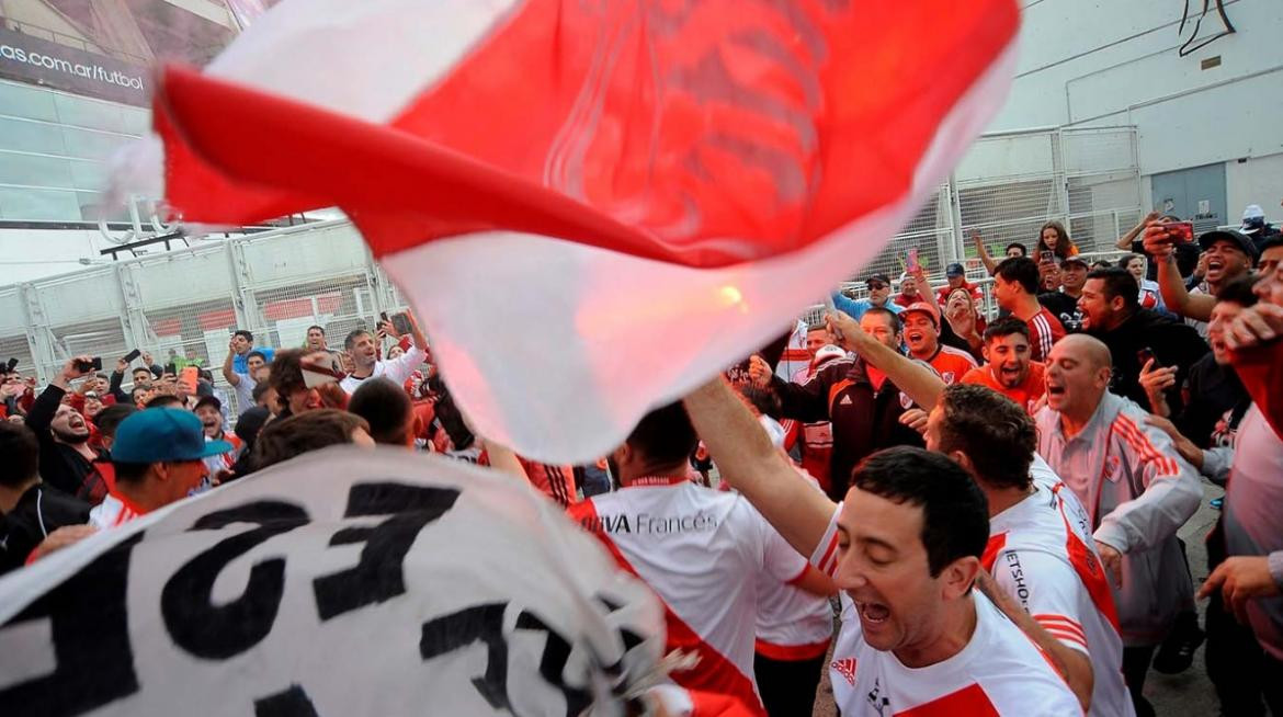 Banderazo de hinchas de River en el Monumental para no jugar la Superfinal en Madrid