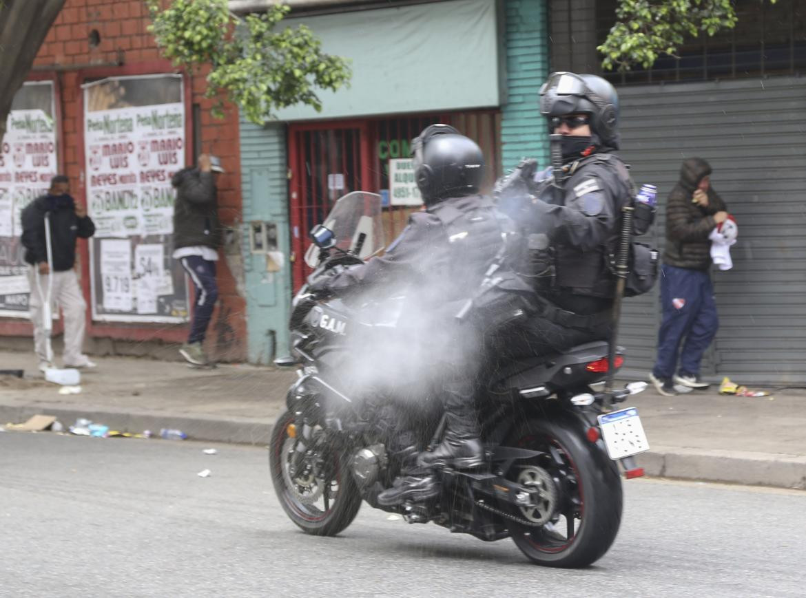 Policías con armas de fuego (NA)