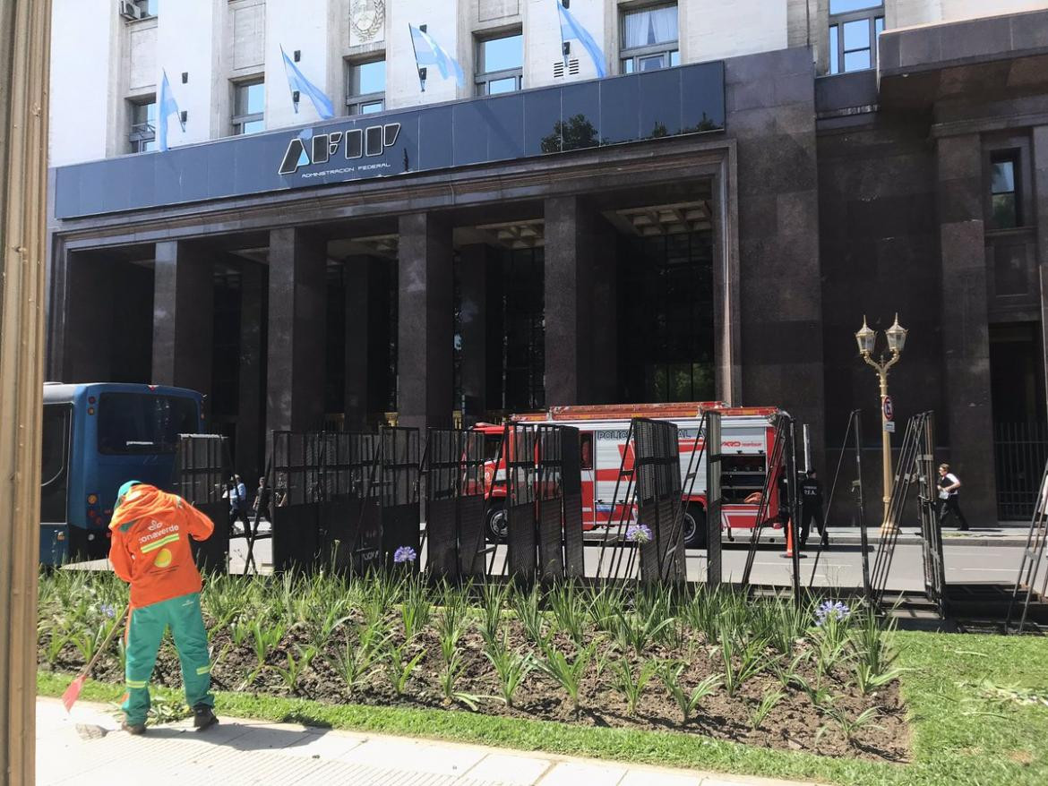 Evacúan edificio de AFIP - Principio de incendio