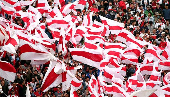 Banderazo - Hinchas de River en Madrid