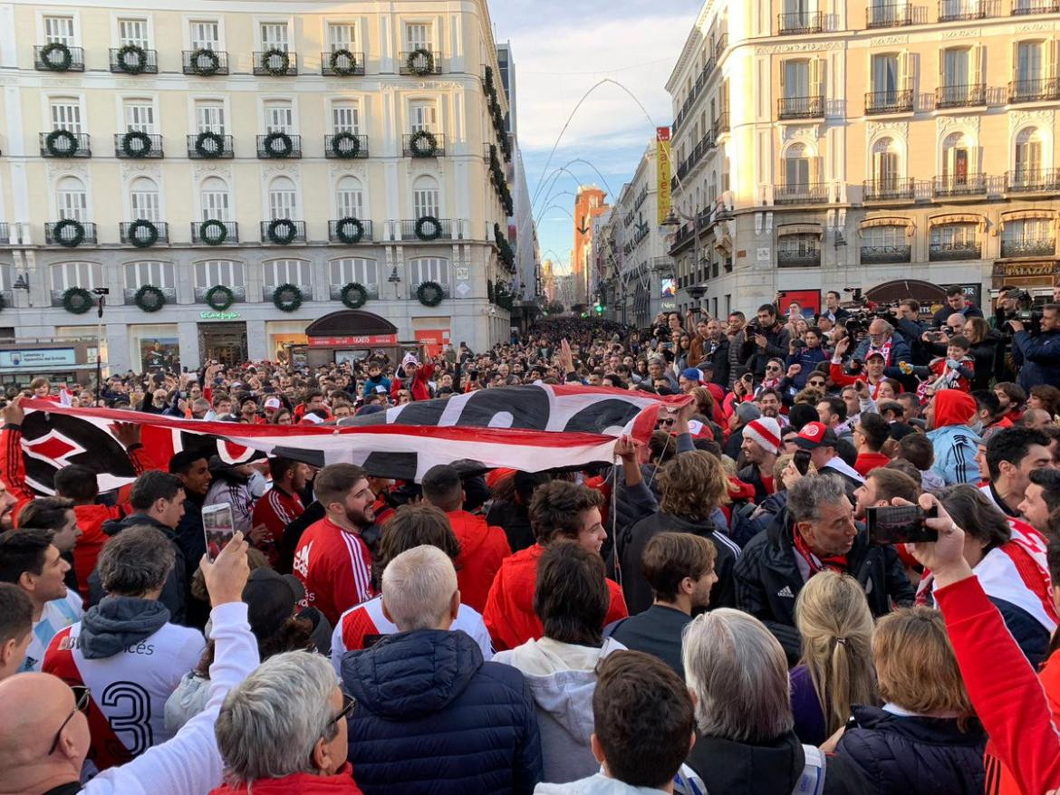 Banderazo hinchas de River - Madrid