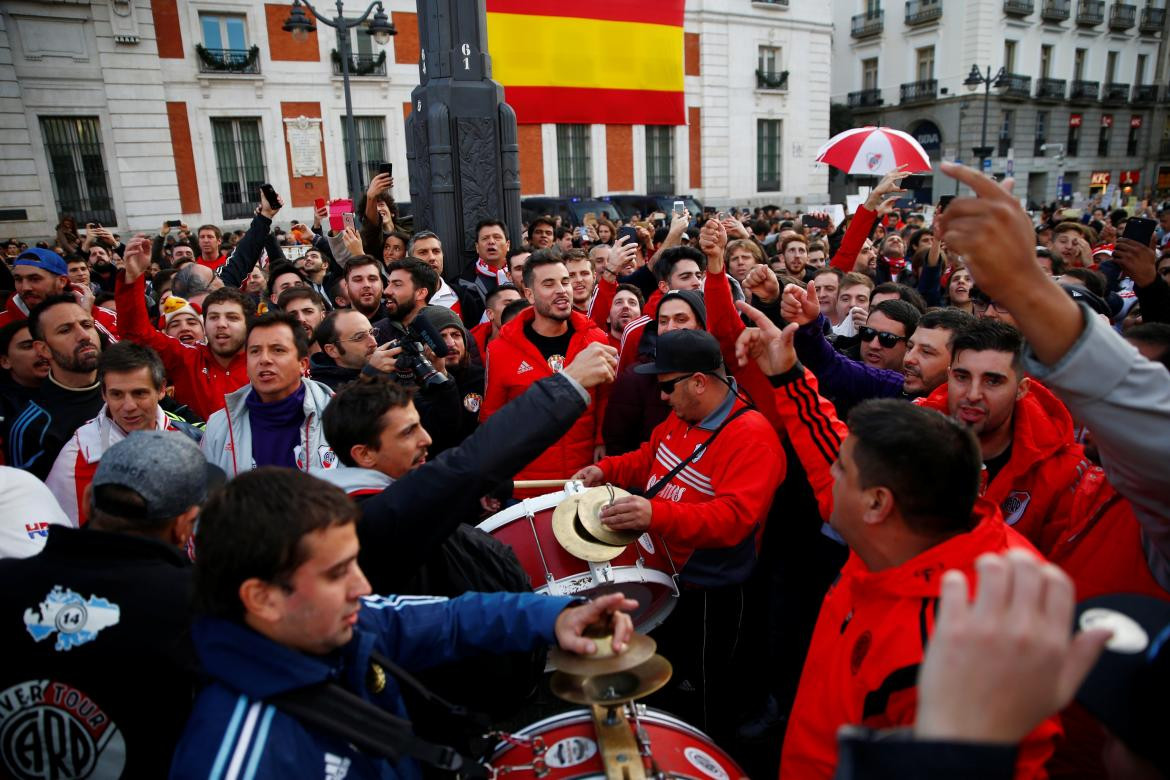 Banderazo hinchas de River - Madrid