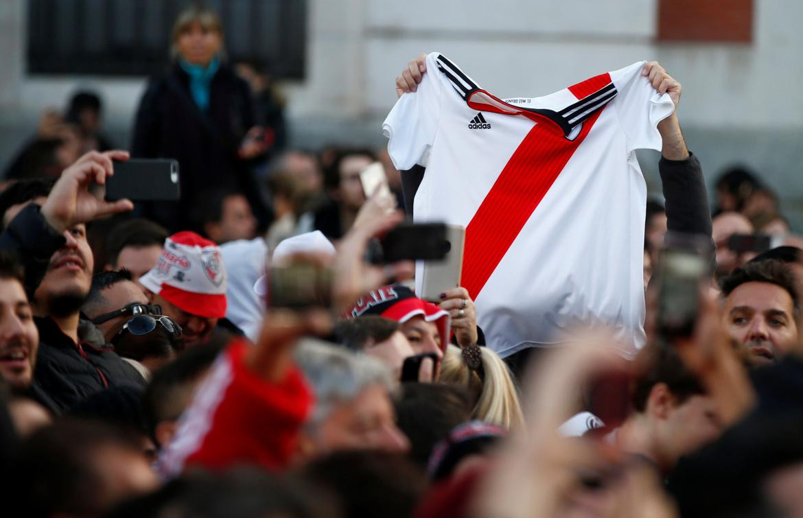 Histórico banderazo de River en España por la Superfinal, Reuters