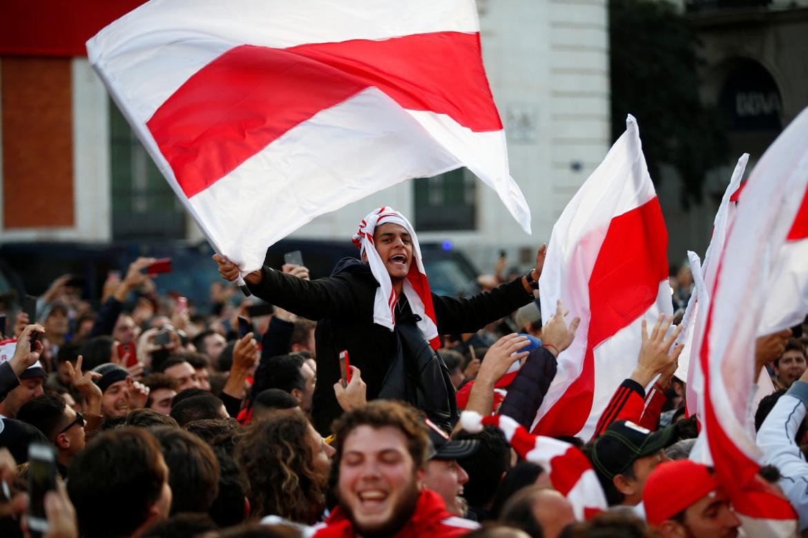 Histórico banderazo de River en España por la Superfinal, Reuters